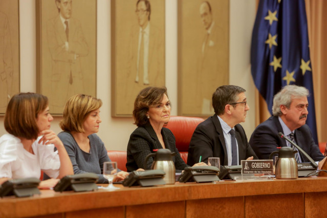 La icepresidenta del Gobierno, Carmen Calvo, en la Comisión Constitucional del Congreso.