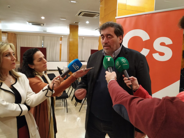 El presidente de la Comisión Gestora de Ciudadanos (Cs), Manuel García Bofill, ante los medios en Huelva.
