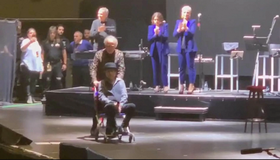El cantante Joaquín Sabina tras la caída en el WiZink Center de Madrid