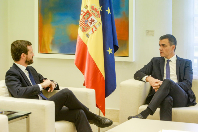 (I-D) El presidente del PP, Pablo Casado y el presidente del Gobierno en funciones, Pedro Sánchez , en su reunión en La Moncloa para analizar la situación en Cataluña tras la sentencia del juicio del 'procés', en Madrid (España), a 16 de octubre de 2019.