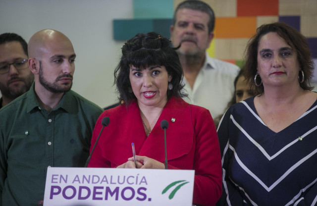 La coordinadora de Podemos Andalucía y portavoz de Adelante Andalucía, Teresa Rodríguez (c),  ofrece rueda de prensa acompañada de su equipo. En la sede de Podemos Andalucía. En Sevilla, a 13 de febrero de 2020.