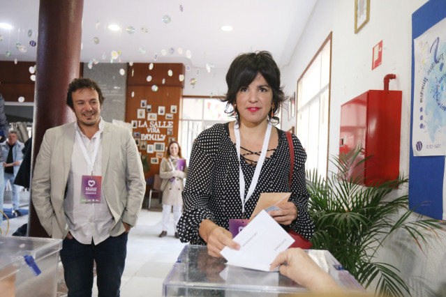 La presidenta de Adelante Andalucía y coordinadora de Podemos Andalucía, Teresa Rodríguez junto a su pareja , el Alcalde de Cádiz, José María González, ‘Kichi’, ejerciendo su derecho al voto en Cádiz , a 10 de noviembre de 2019