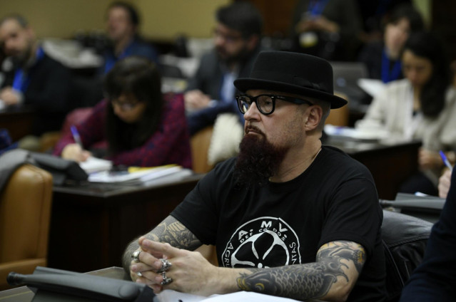 El líder de Def con Dos, César Strawberry, en unas jornadas en el Congreso