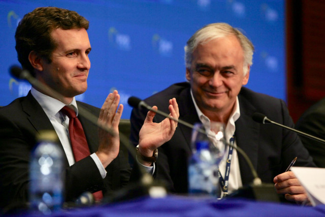 El presidente del PP, Pablo Casado,  junto al Portavoz PP en el Parlamento Europeo, Esteban González Pons, en una imagen de archivo