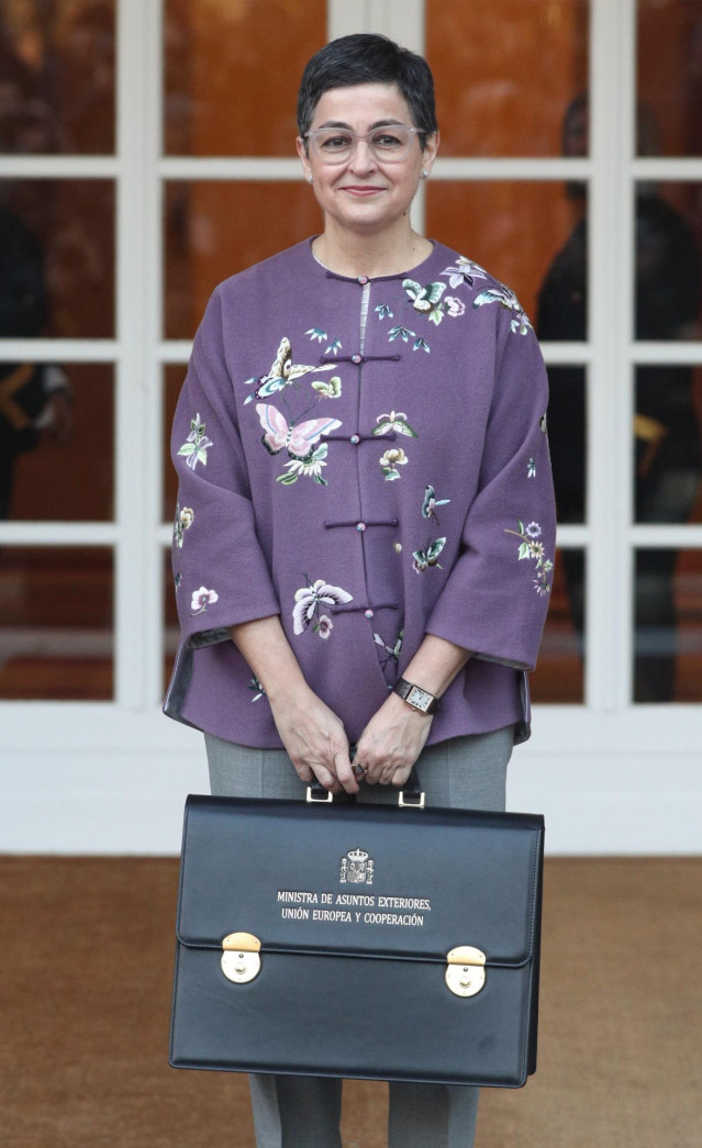 La ministra de Asuntos Exteriores, Unión Europea y Cooperación, Arancha González Laya, posa con la cartera de su ministerio, a su llegada a La Moncloa para la primera reunión del consejo de ministros del Gobierno de coalición de PSOE y Unidas Podemos en l