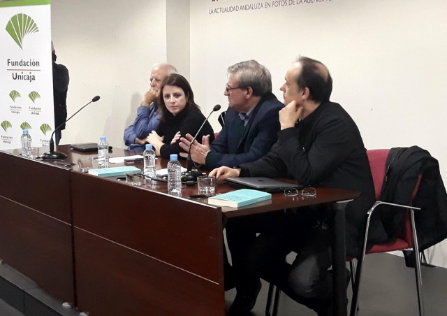 La vicesecretaria general del PSOE Federal y portavoz del Grupo Parlamentario Socialista en el Congreso de los Diputados, Adriana Lastra, junto al secretario general de Memoria Democrática, Fernándo Martínez, en la presentación de un libro