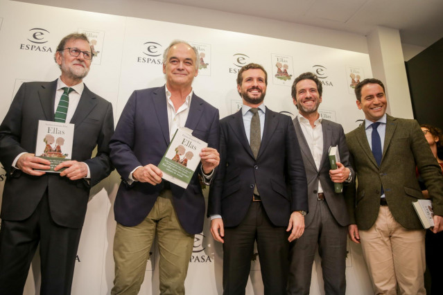 El expresidente del Gobierno, Mariano Rajoy (1i); el autor del libro 'Ellas', Esteban González Pons (2i); el presidente del Partido Popular, Pablo Casado (3i); y el secretario general del PP, Teodoro García Egea (5i), posan con el libro de González Pons d