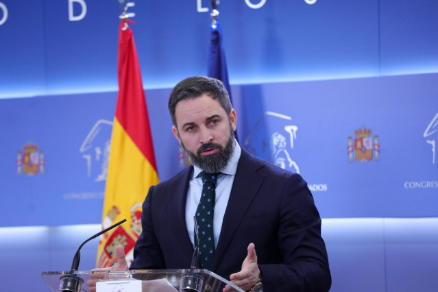 El presidente de VOX, Santiago Abascal en rueda de prensa tras presentar en el Congreso una nueva iniciativa parlamentaria de su Grupo,  de modificación de la Ley de Partidos Políticos 6/2002, para que se debata en Pleno, en Madrid (España), a 20 de enero