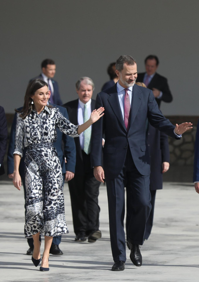 Los reyes, a la salida del centro educativo Escuelas Profesionales Sagrada Familia-Fundación Peñaflor, ganador del Premio 'Escuela del año 2019' de la Fundación Princesa de Girona. Écija (Sevilla) a seis de febrero del 2020