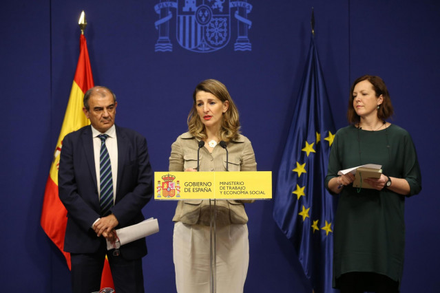 La ministra de Trabajo y Economía Social, Yolanda Díaz, con la directora general de Trabajo Autónomo, Economía Social y Responsabilidad Social de las Empresas, Maravillas Espín, y el presidente de CEPES,  Juan Antonio Pedreño