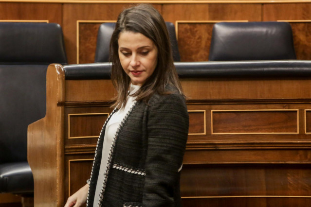 La portavoz de Ciudadanos en el Congreso, Inés Arrimadas, a su llegada al hemiciclo del Congreso, en la sesión en la se debatirán entre otras cosas, la totalidad de Propuestas de Reforma de Estatutos de Autonomía o la toma en consideración de Proposicione