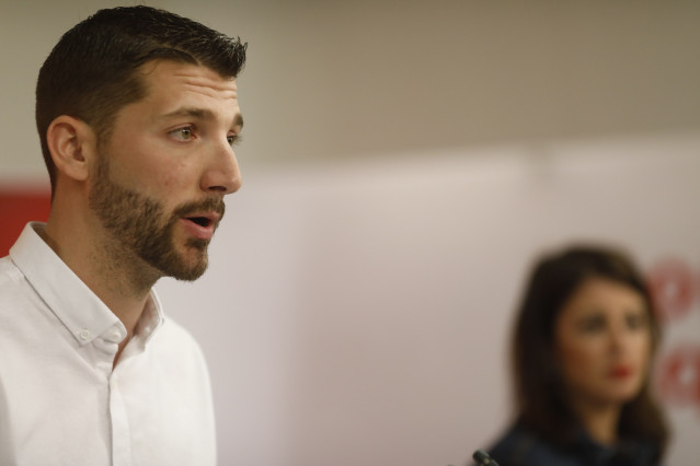 La vicesecretaria general del PSOE, Adriana Lastra,  y el secretario general de Juventudes Socialistas, Omar Anguita, ofrecen una rueda de prensa en la sede del partido