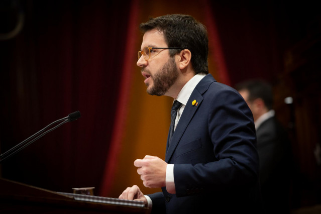 El vicepresident de la Generalitat, Pere Aragonès, interviene desde la tribuna durante una sesión plenaria en el Parlament de Cataluña, en Barcelona (Catalunya, España), a 12 de febrero de 2020.