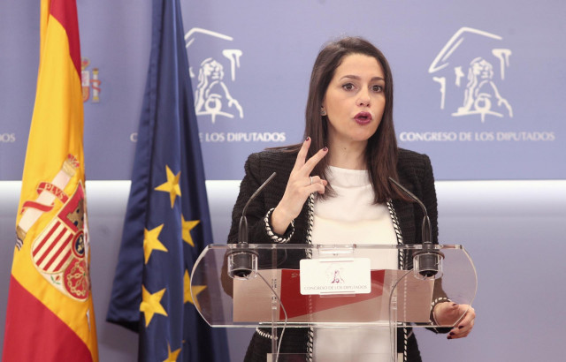 La portavoz de Ciudadanos en el Congreso, Inés Arrimadas, en rueda de prensa ante los medios, en el Congreso de los Diputados, Madrid (España), a 11 de febrero de 2020.