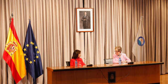 La ministra de Defensa, Margarita Robles, y la directora del CNI, Paz Esteban, en una visita al Centro