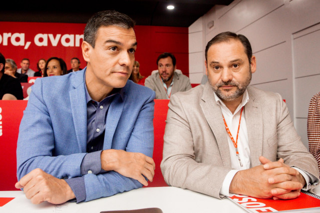 El presidente del Gobierno en funciones, Pedro Sánchez, junto al ministro de Fomento en Funciones, José Luis Ábalos, en la reunión del Comité Federal del PSOE, en Madrid (España) el 28 de septiembre de 2019.