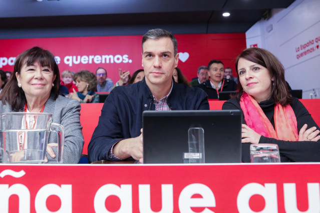 (I-D) La vicepresidenta primera del Senado, Cristina Narbona, el Presidente del Gobierno, Pedro Sánchez, y la portavoz socialista en el Congreso, Adriana Lastra, durante el Comité Federal del PSOE en Ferraz (Madrid) a 15 de febrero de 2020.