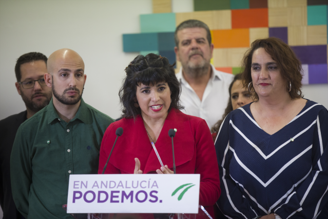 La coordinadora de Podemos Andalucía y portavoz de Adelante Andalucía, Teresa Rodríguez (c), durante su intervención en rueda de prensa acompañada de su equipo. En la sede de Podemos Andalucía. En Sevilla, a 13 de febrero de 2020.