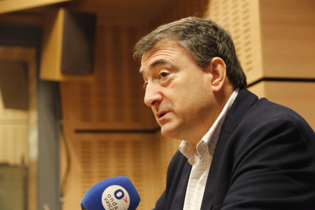 El portavoz del PNV en el Congreso, Aitoe Esteban, en una entrevista en Onda Vasca