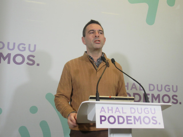 El responsable de Comunicación de Podemos Euskadi, Andeka Larrea, en una comparecencia en Bilbao
