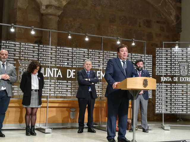 Vara en rueda de prensa con agentes sociales y económicos extremeños