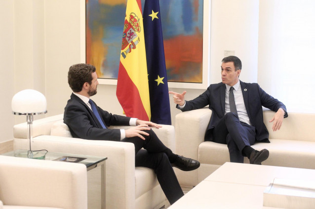 El presidente del Gobierno, Pedro Sánchez (dech) y el presidente del PP, Pablo Casado (izq), durante su reunión en el Palacio de La Moncloa, en Madrid (España), a 17 de febrero de 2020.