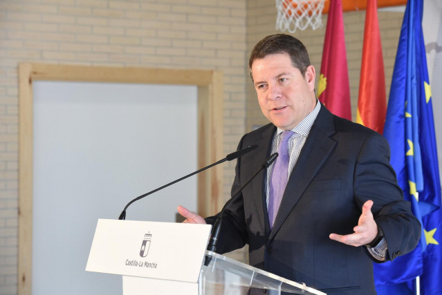 El presidente de C-LM, Emiliano García-Page, durante la inauguración este lunes de las nuevas instalaciones del CEIP 'Ildefonso Navarro' de Villamalea