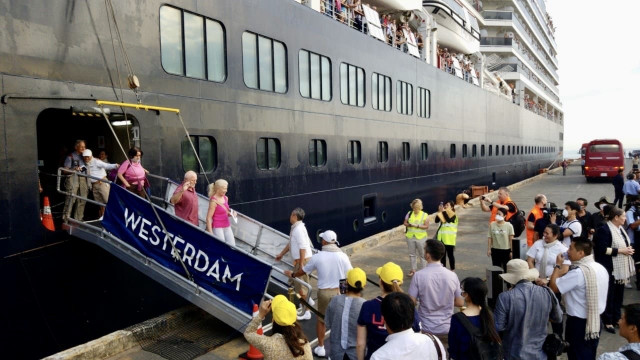 Los pasajeros del crucero 'Westerdam' comienzan a desembarcar en Camboya.