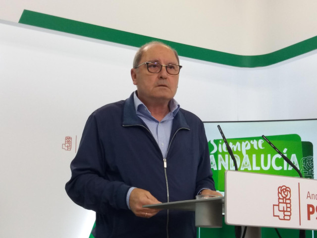 El secretario de Organización del PSOE-A, Juan Cornejo, en rueda de prensa.