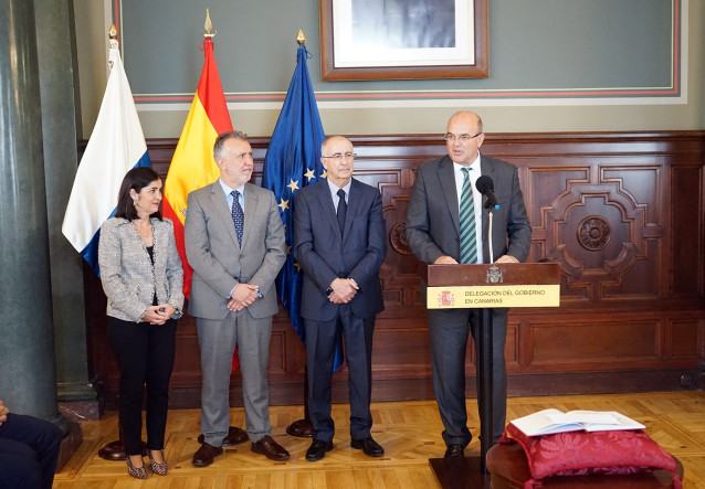 Delegado del Gobierno en Canarias, Anselmo Pestana, acompañado de Carolina Darias, Ángel Víctor Torres y Francisco Hernández Spínola