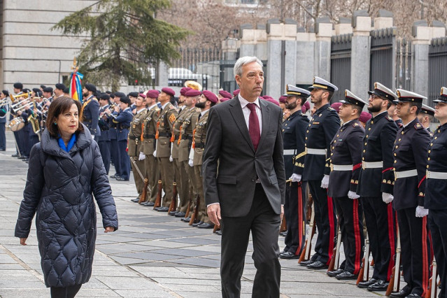 La ministra de Defensa, Margarita Robles, junto a su homólogo portugués, João Gomes Cravinho,