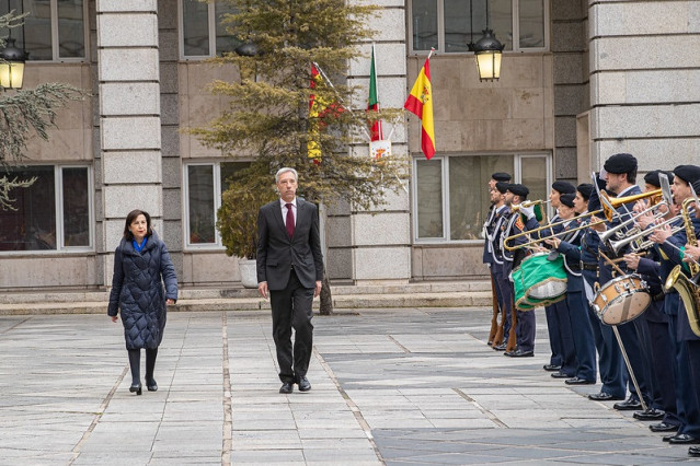 La ministra de Defensa, Margarita Robles, junto a su homólogo portugués, João Gomes Cravinho