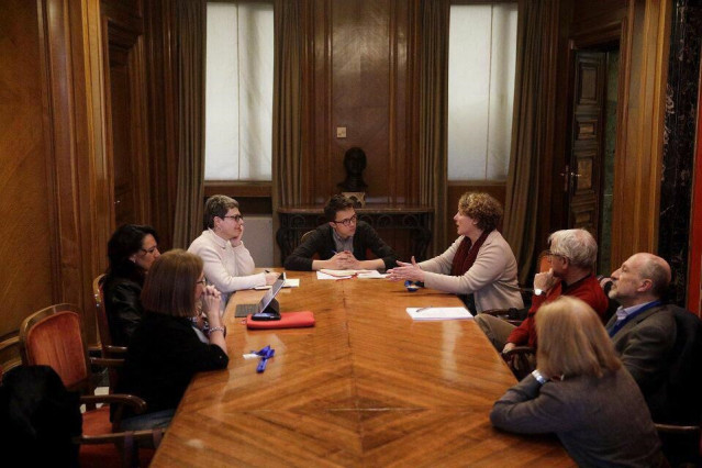 El líder de Más País, Íñigo Errejón, presidente de la Comisión para la Auditoría de la Calidad de la Democracia,  reunido con colectivos de Transparencia