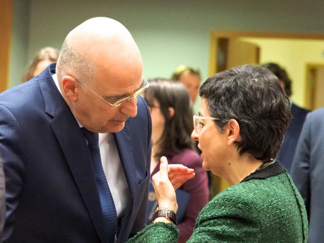 Arancha González Laya, ministra de Exteriores, conversa con su homólogo griego, Nikos Dendias
