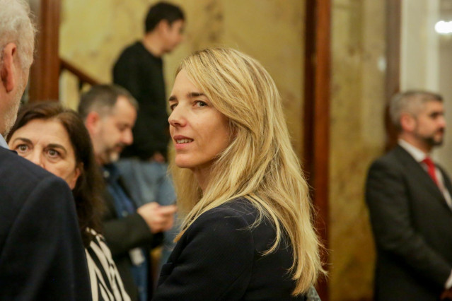 La portavoz del PP en el Congreso, Cayetana Álvarez de Toledo, abandona la sesión Plenaria en el Congreso de los Diputados el 11 de febrero de 2020.