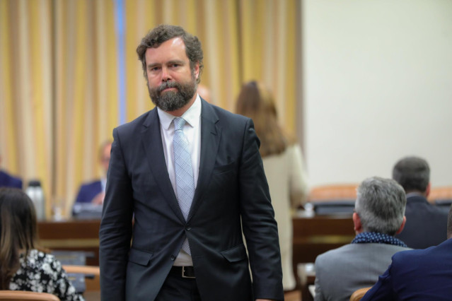 El portavoz del Grupo Vox en el Congreso de los Diputados, Iván Espinosa de los Monteros, en la Sala Cánovas del Congreso de los Diputados