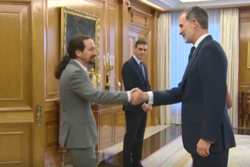 Pablo Iglesias saluda al Rey antes del Consejo de Ministros