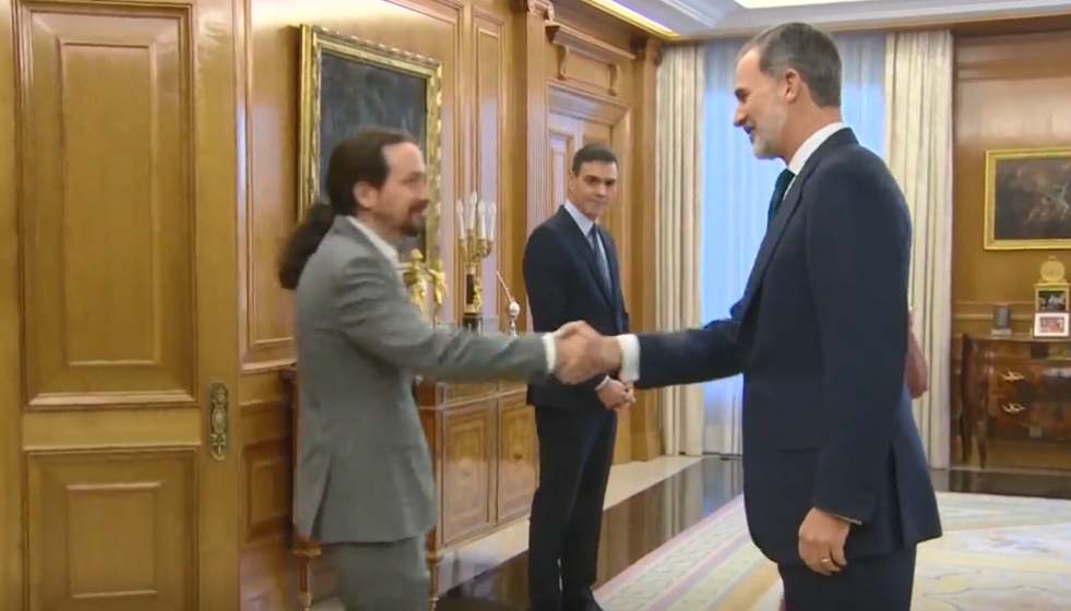 Pablo Iglesias saluda al Rey antes del Consejo de Ministros