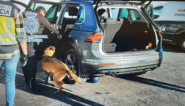 Policías nacionales inspeccionan un vehículo en una operación contra el narcotráfico en La Línea
