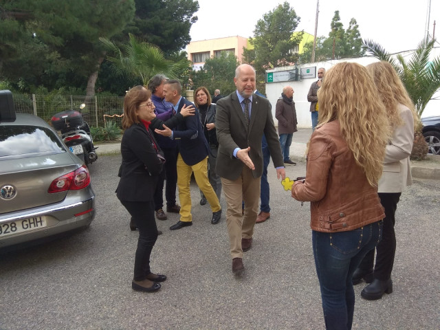 Imbroda a su llegada al CEIP San Luis de la capital