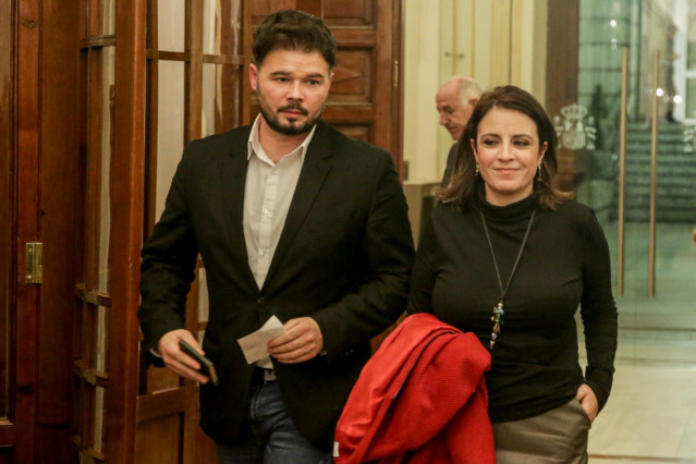 El portavoz de Esquerra Republicana (ERC) en el Congreso, Gabriel Rufián, y la portavoz del PSOE, Adriana Lastra, en los pasillos del Congreso