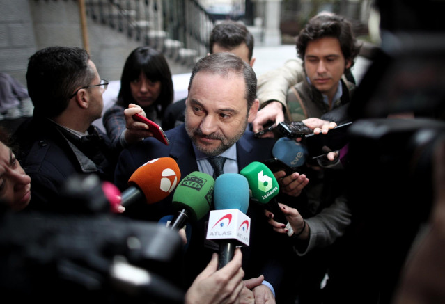 El ministro de Transportes, Movilidad y Agenda Urbana, José Luis Ábalos, atiende a los medios de comunicación