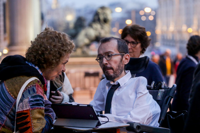 El portavoz de Unidas Podemos en el Congreso, Pablo Echenique, a su salida de la sesión Plenaria en el Congreso de los Diputados el 11 de febrero de 2020.