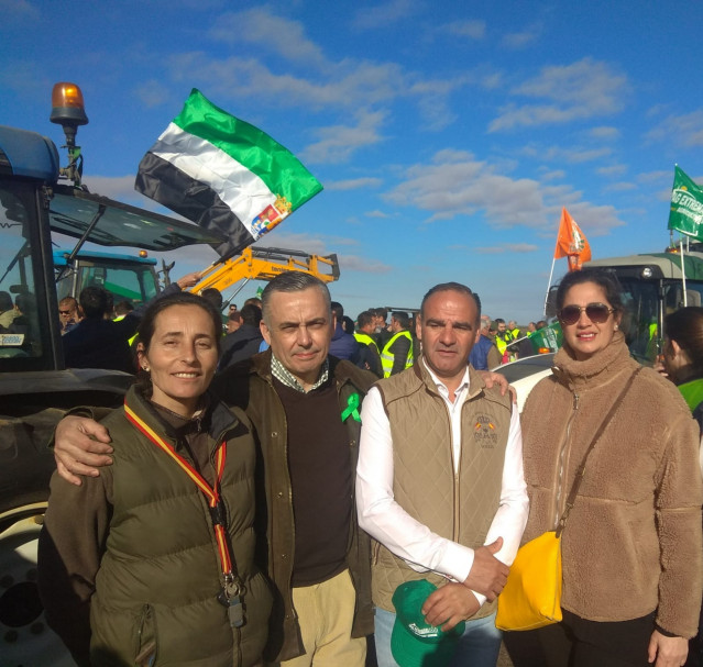 Miembros de vox en las protestas de los agricultores en Extremadura