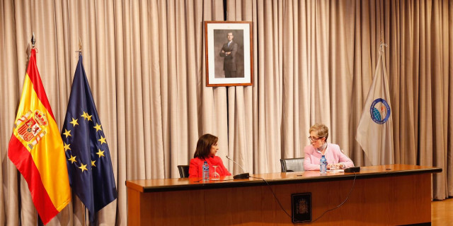 La ministra de Defensa, Margarita Robles, y la directora del CNI, Paz Esteban, en una visita al Centro