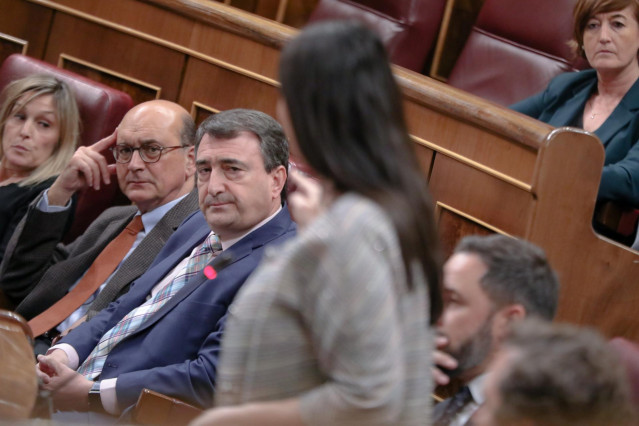 La secretaria general de Vox en el Congreso de los Diputados, Macarena Olona (1d), responde al portavoz del PNV en el Congreso, Aitor Esteban (3i), que a su vez había pedido contestar a Olona tras considerar que esta había hecho 'unas acusaciones muy grav