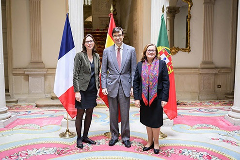 E​l Secretario de Estado de la Unión Europea, Juan González-Barba, junto a sus homólogas francesa, Amélie de Montchalin, y portuguesa,  Ana Paula Zacarías.