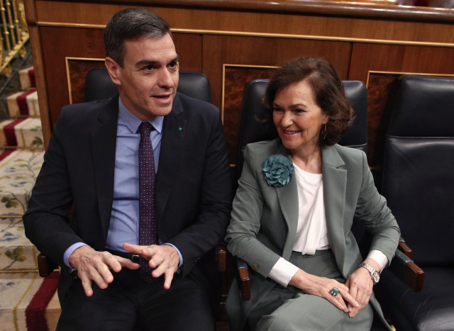 El presidente del Gobierno, Pedro Sánchez (izq) y la Vicepresidenta Primera del Gobierno y Ministra de Presidencia, Relaciones con las Cortes y Memoria Democrática, Carmen Calvo (dech)