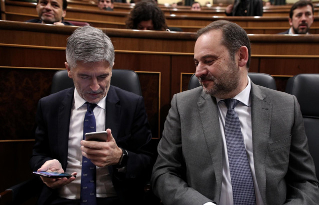 El ministro de Transportes, Movilidad y Agenda Urbana, José Luis Ábalos (dech) y el ministro del Interior, Fernando Grande-Marlaska (izq), durante una sesión de control al Gobierno en el Congreso de los Diputados, Madrid (España), a 19 de febrero de 2020.