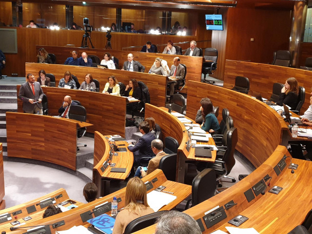 El presidente del Principado, Adrián Barbón, responde en la Junta a la portavoz de Podemos, Lorena Gil
